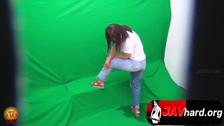 EE-744-Hidden camera-jeans models photo session  Wetting from mixed diuretic drinks sc02