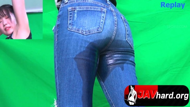 EE-744-Hidden camera-jeans models photo session  Wetting from mixed diuretic drinks sc04